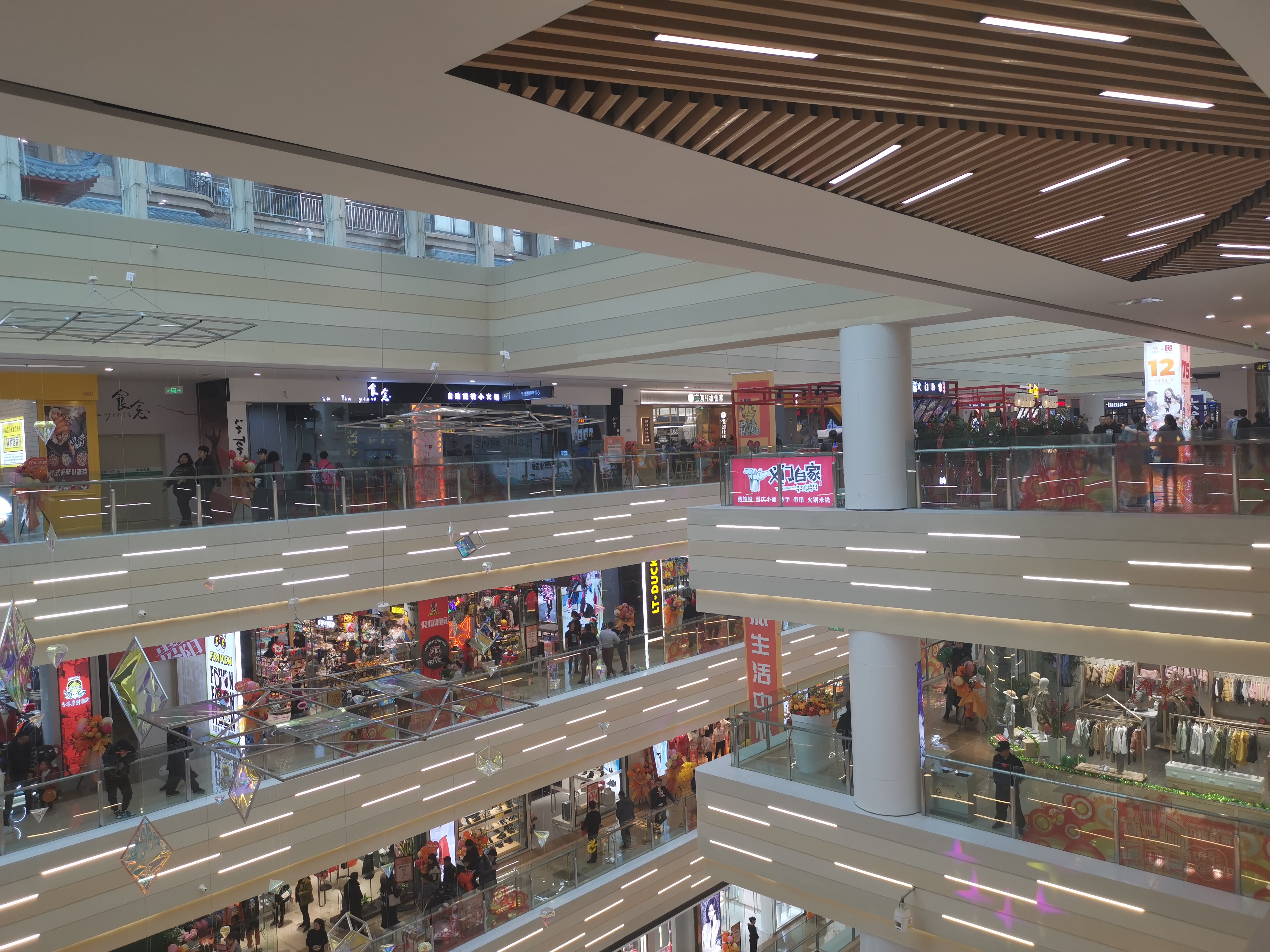 云岩万达广场开业,又见人从众