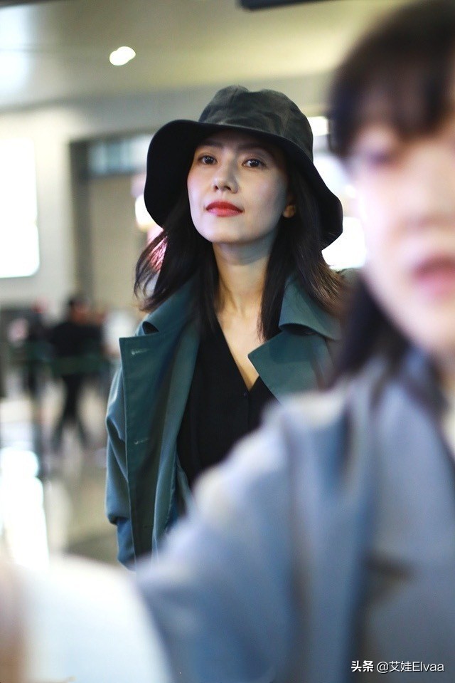 高圆圆现身街头穿白裙露香肩,高圆圆最新穿牛仔裤现身机场图片