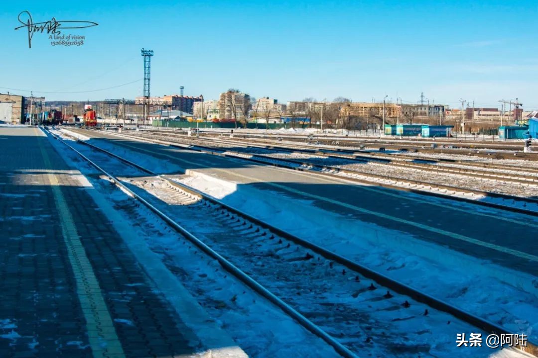 在这座曾经叫做“海兰泡”的俄罗斯城市，凝望穿越冬天的列车