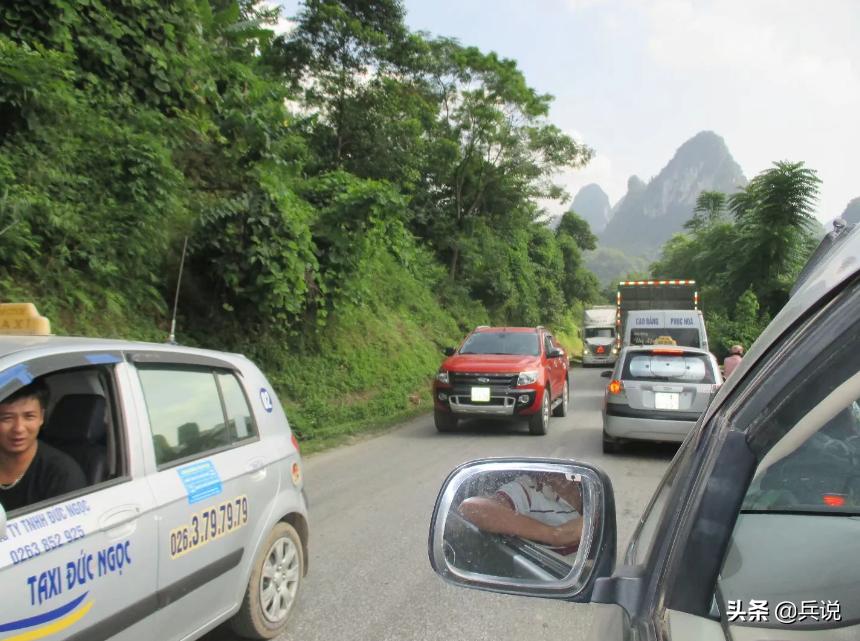 越南老兵重回当年战斗过的洞穴 (越南老兵回忆丛林战争)