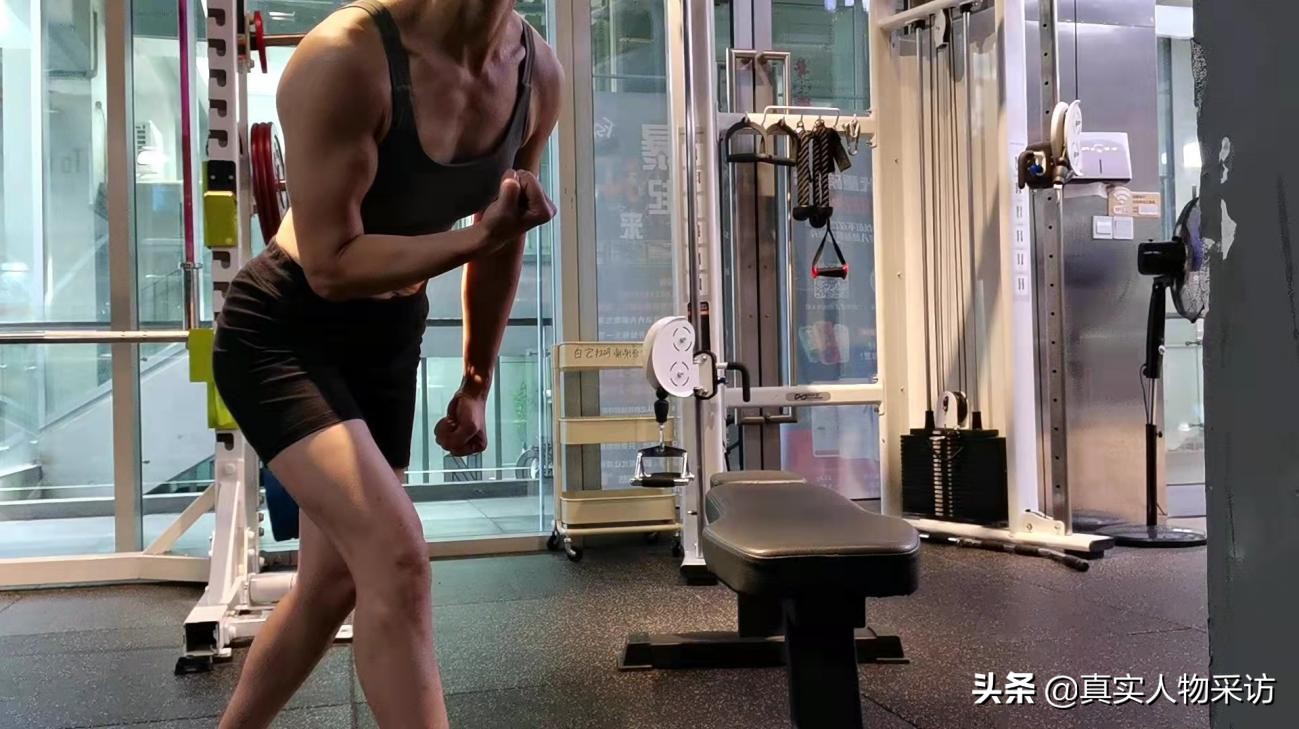 53岁大妈能练出八块腹肌,60岁健身阿姨腹肌