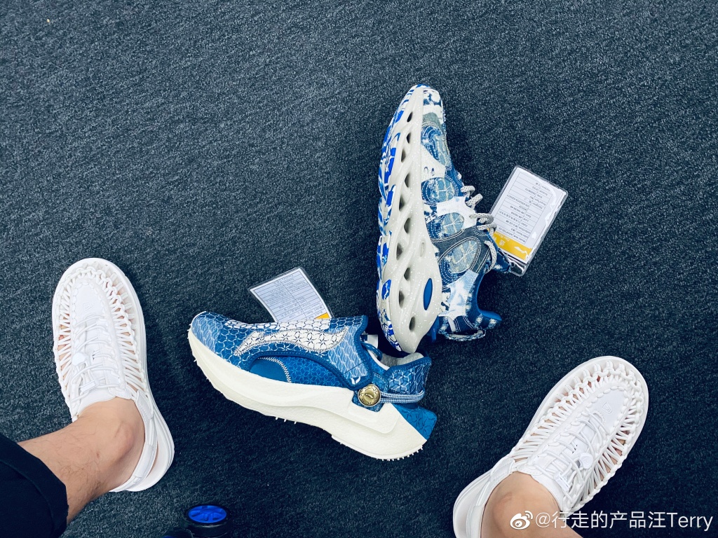 在李宁你不光能买到百纳配色弧ACE，甚至还能买到MAC彩妆