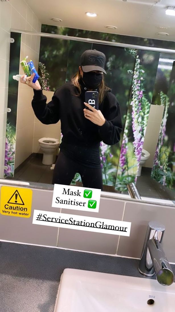 45岁维多利亚罕见纯素颜露面,维多利亚街拍生活旅行照