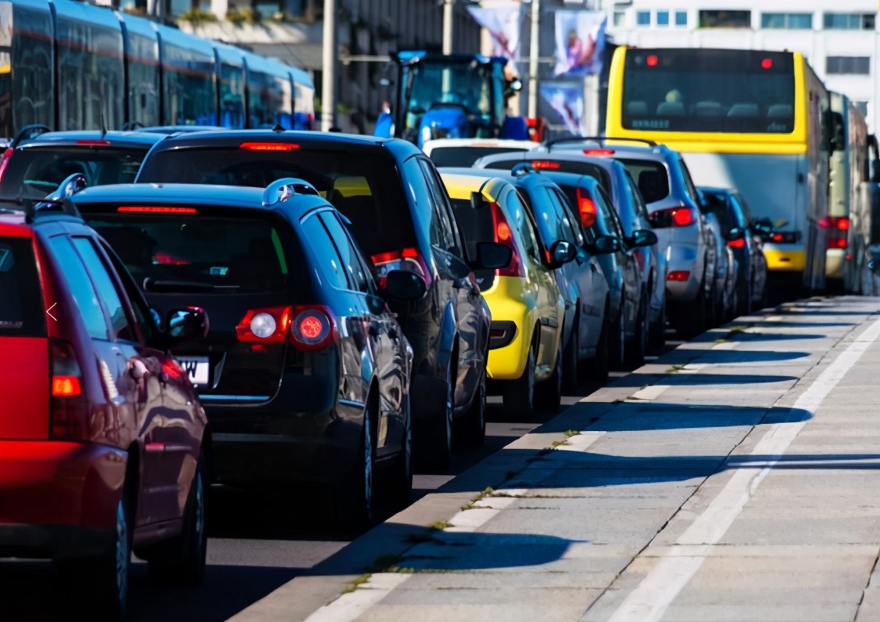 红绿灯坏了过路口扣分吗,遇到路口红绿灯坏了该怎么走呢