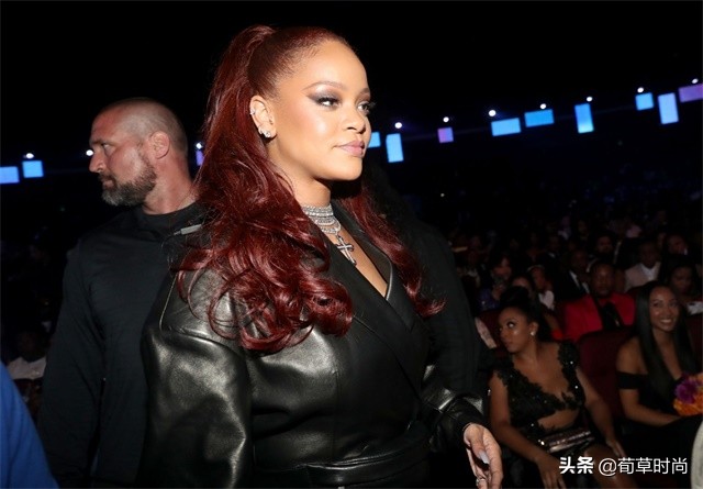 皮衣皮裤哈伦裤套装,哈干区蕾哈娜皮衣穿搭