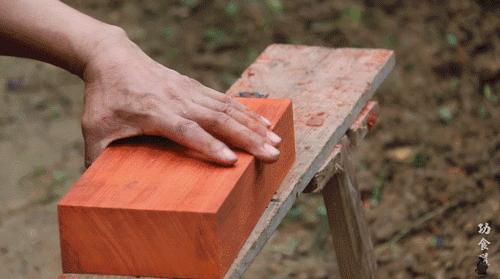 大爷造鲁班凳,60岁中国大爷徒手做鲁班凳