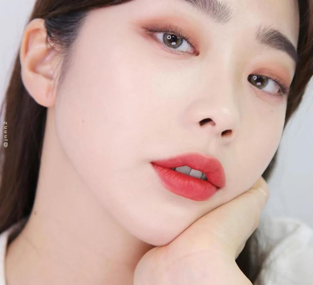 为什么感觉自己妆淡更好看,为什么感觉自己的妆上镜不好看