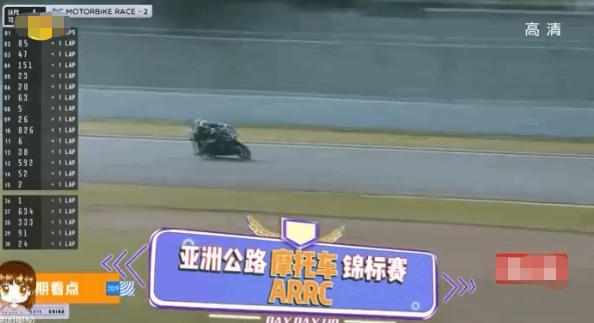 王一博赛车摔车饭拍,王一博赛车摔车事件时间