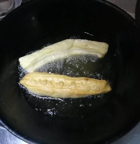 炸油条放了膨松剂还需放明矾吗,油条膨松剂炸油条还放酵母粉吗