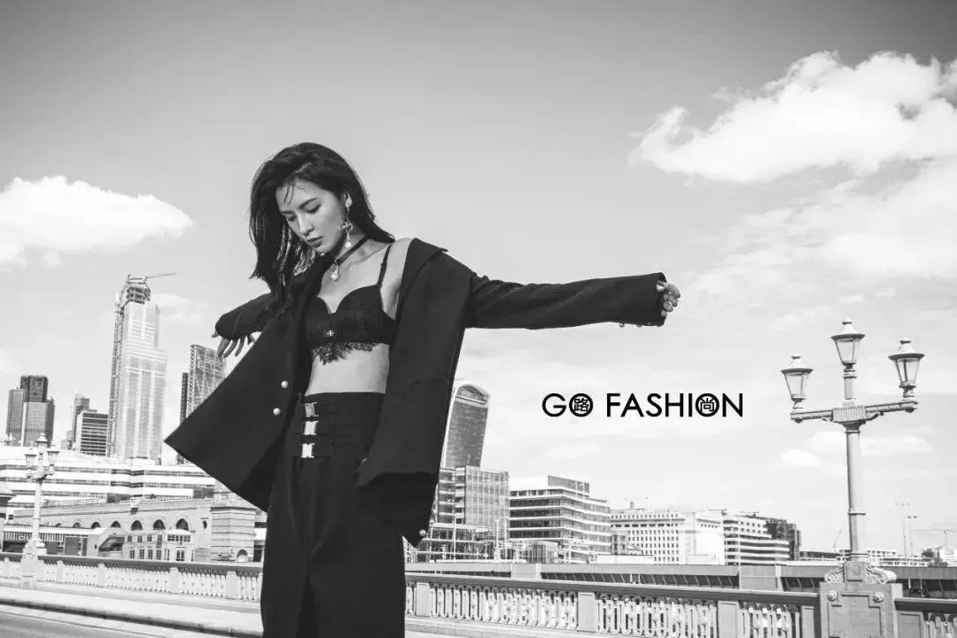 张予曦戴金丝框眼镜,张予曦银色服装