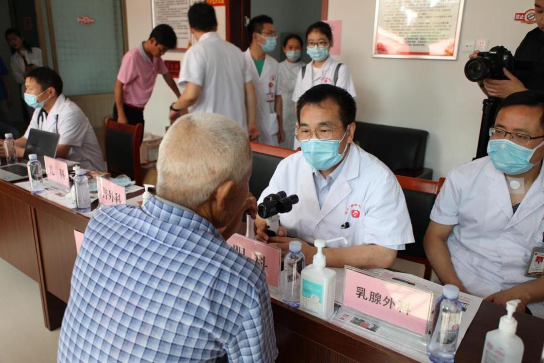 情系家乡献爱心回馈桑梓见真情,情系桑梓行善举捐资助学惠民生