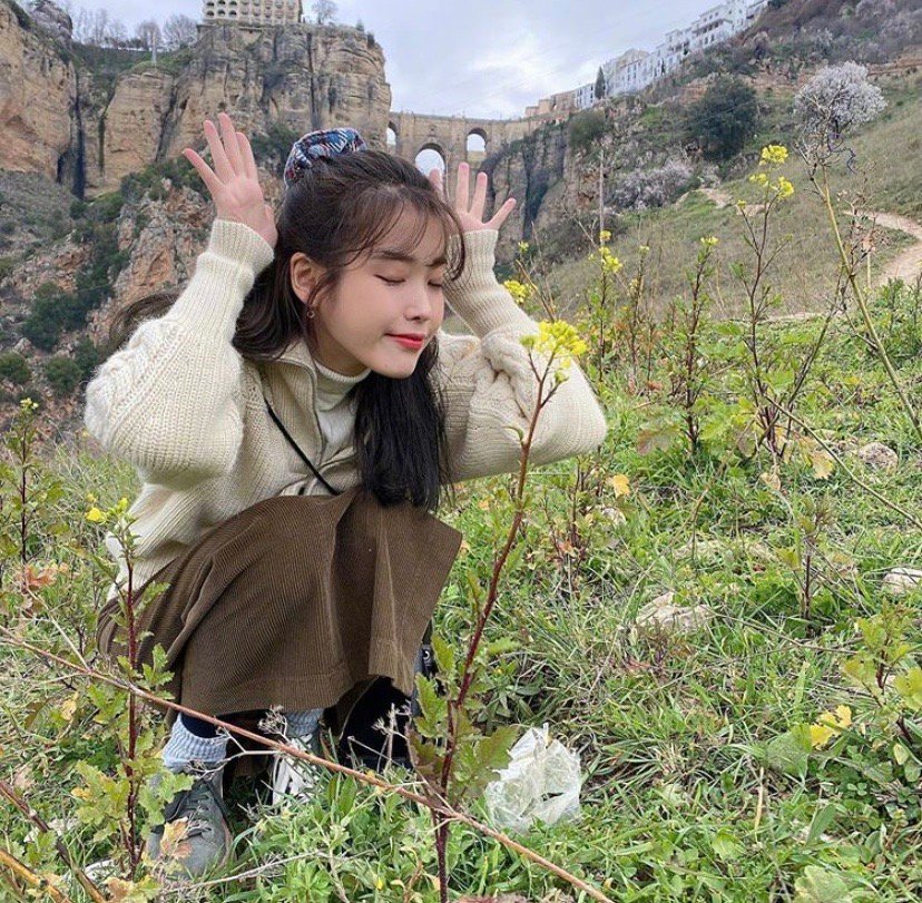 她是“韩国版”刘诗诗，今穿针织衫灯芯绒裙，27岁甜美似高中生