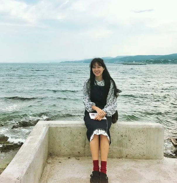 孔孝真《山茶花开时》穿搭盘点，背带裤叠穿好时髦