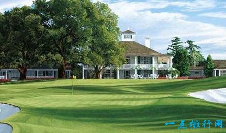 全球十大顶级高尔夫球场，圆石滩高尔夫球场因其迷人的风景而闻名于世，它位于美国西海岸的圆石滩