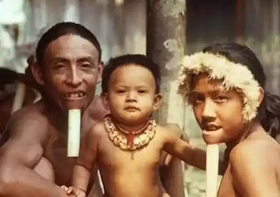 濒临“绝种”原始部落：当地人“以裸为美”，下巴穿刺16厘米木棍