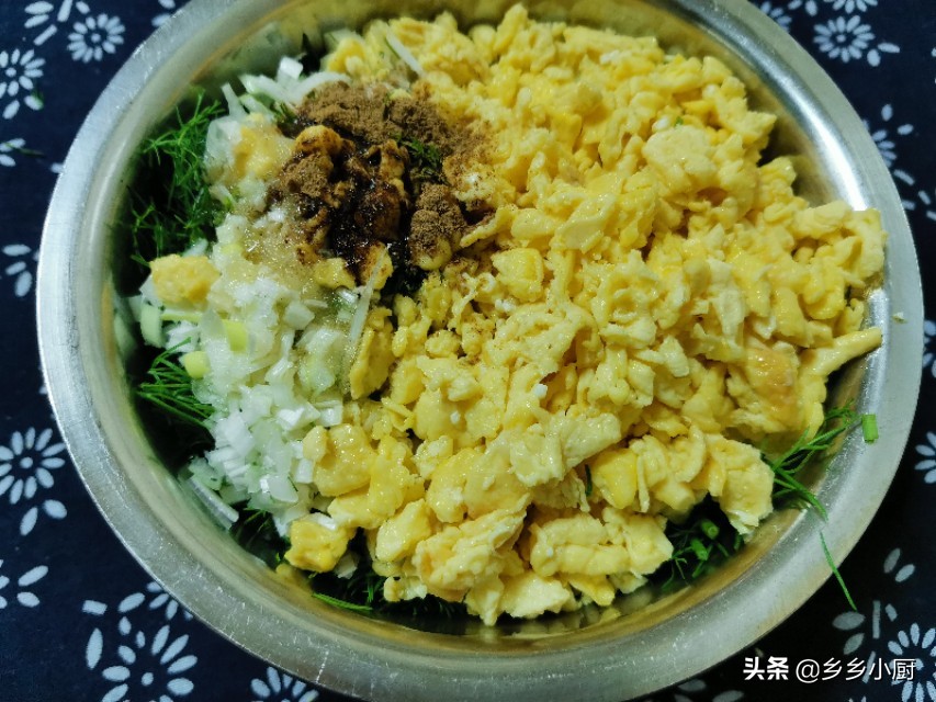 大厨做茴香鸡蛋饺子做法,5块钱的饺子用什么做的