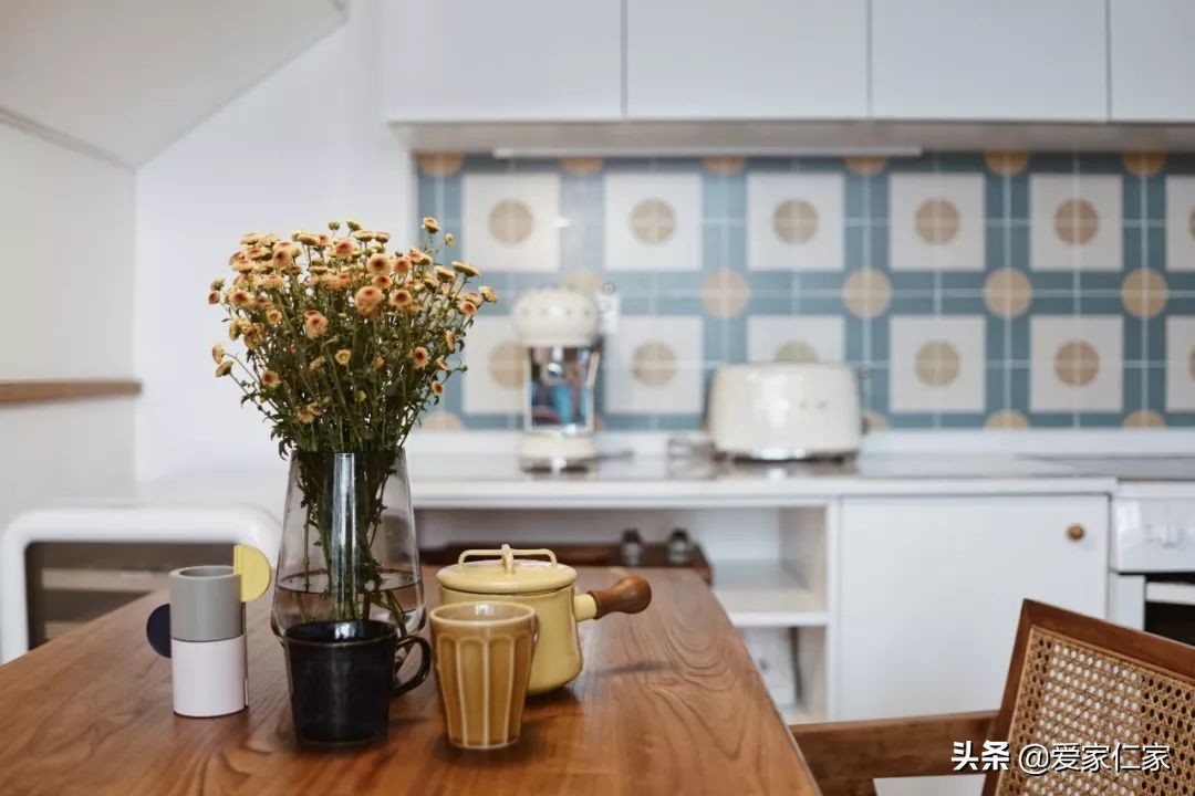 她买下32㎡上海老旧学区房，为女儿打造小桃园，还有超舒适大庭院