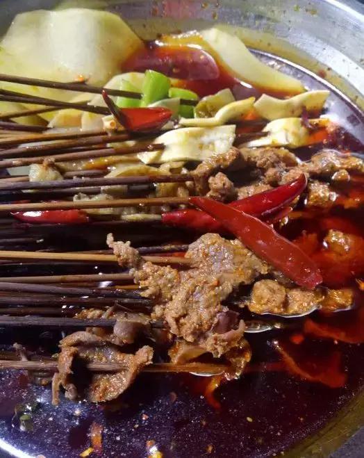 终于被我吃到了！这一锅90年代的麻辣烫，才是咱老成都挂念的市井味啊！