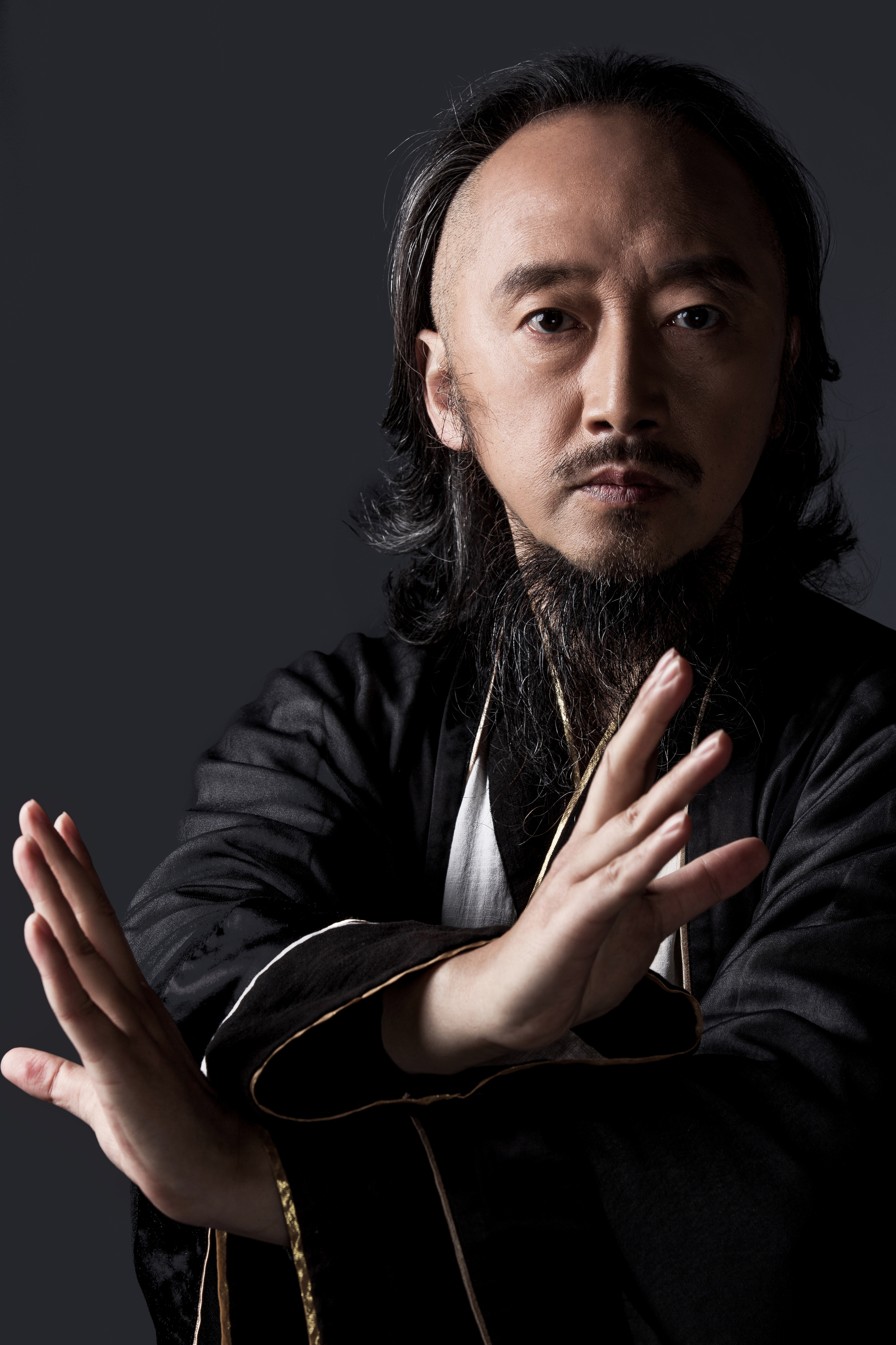 手掌有一阵一阵的麻痹感,手背到手指僵硬是怎么回事