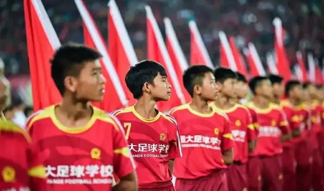 名记点评恒大足球,名记评恒大新队规