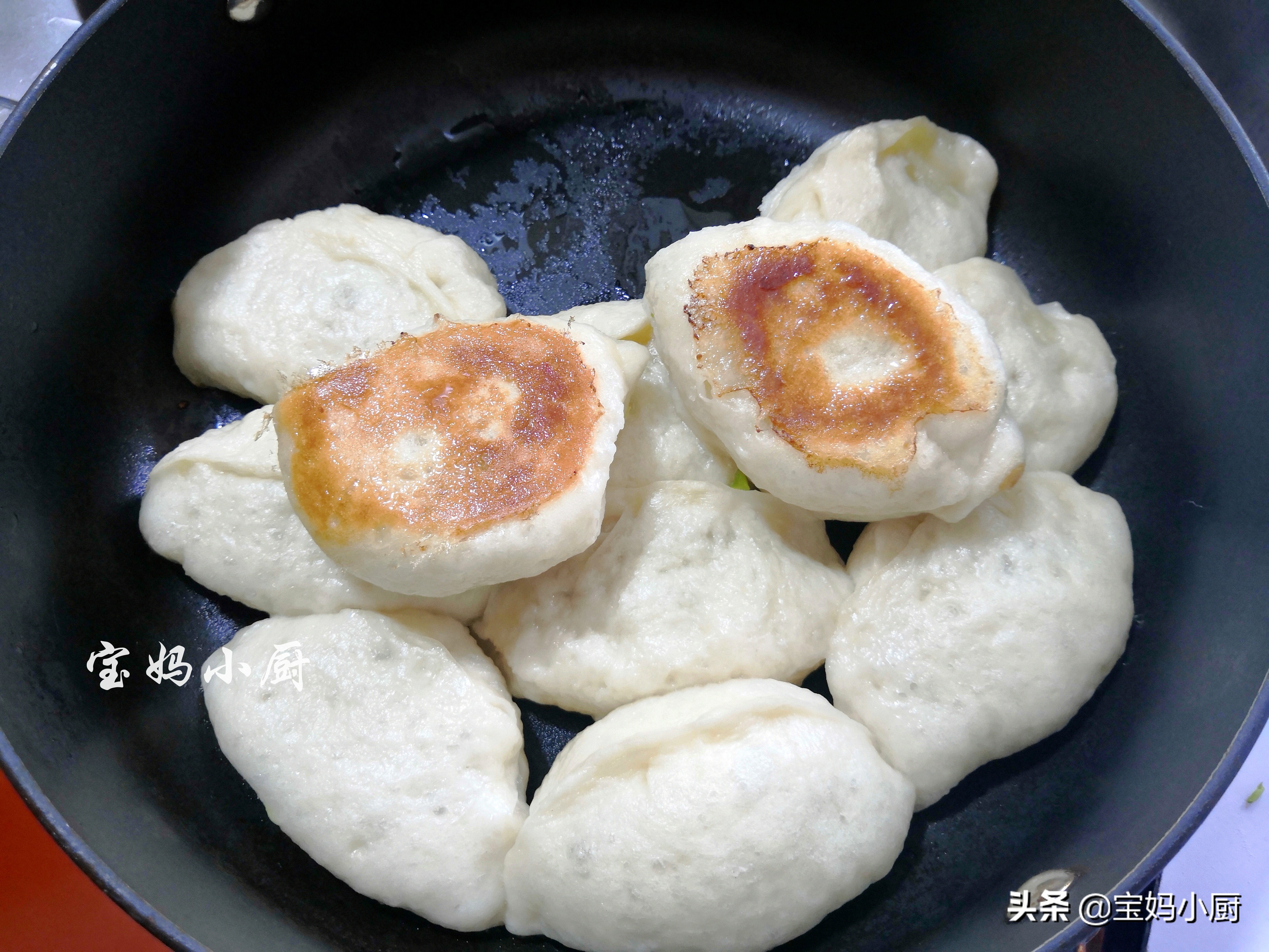 水煎包做早餐，脆底暄皮馅更香，快手上桌有窍门，照着做你也行