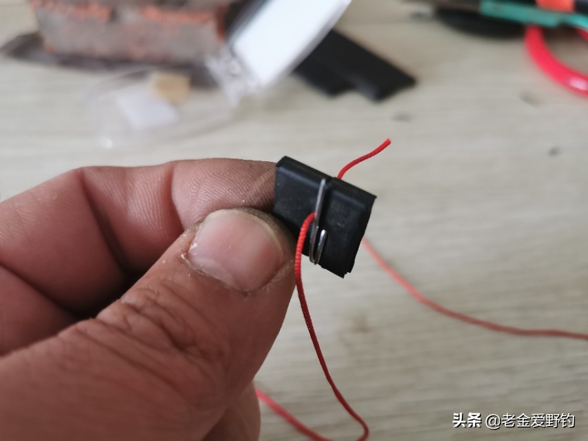 自制绑钩器的绑钩演示,绕线圈自制绑钩器可以绑袖钩