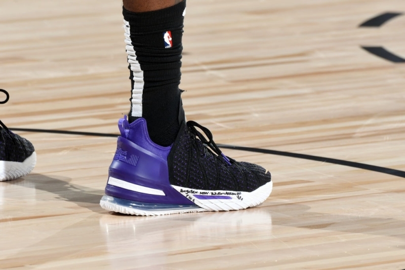 18年东决詹姆斯穿什么球衣 (老詹2020总决赛穿的啥鞋)