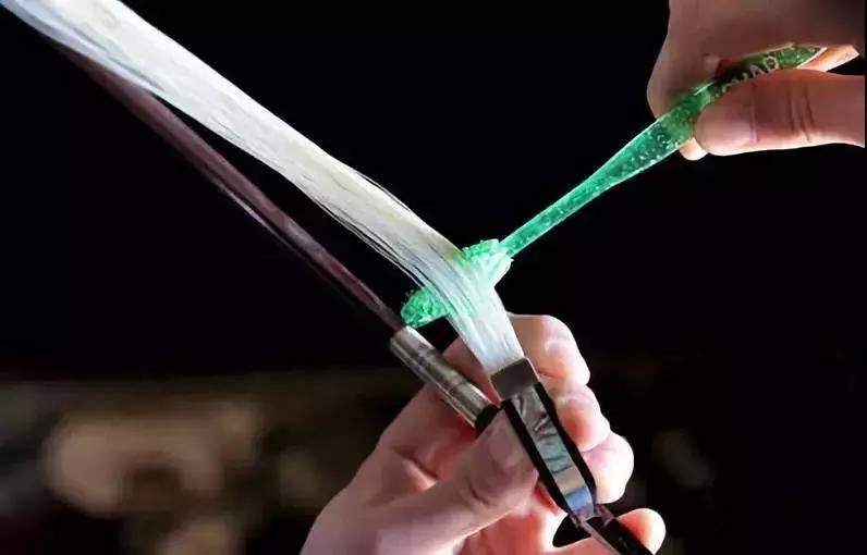 小提琴弓毛向内倾斜正常嘛 (小提琴弓毛真假对比图)