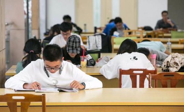 民*本科办**学费颇高，教育相关部门不管理，原因反而是为学生好