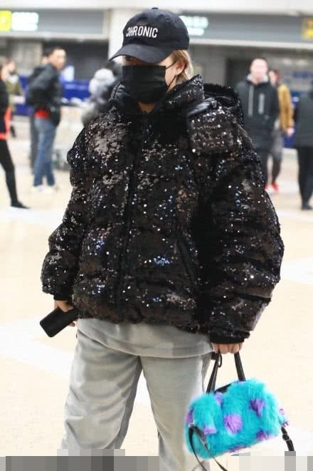 王菊穿高级感衣服,王菊白色运动裤