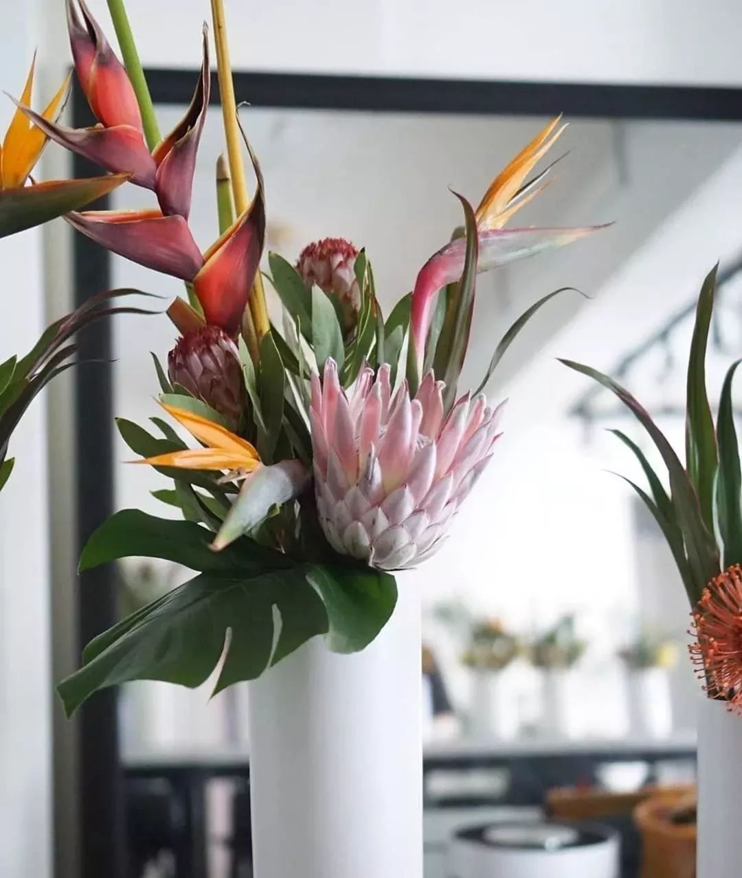 鲜花店日常换水整理花材,花要不要经常换水