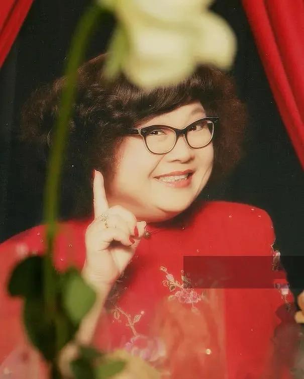 沈殿霞追思会上郑欣宜替父亲解围,郑欣宜已经继承肥姐遗产了吗