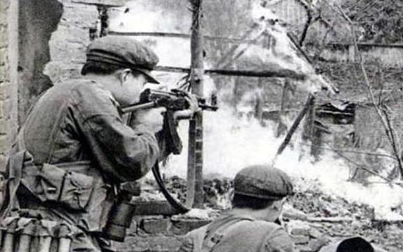 攻不下，统统杀头！对越作战*世友许**暴怒如雷，政委打圆场被怼