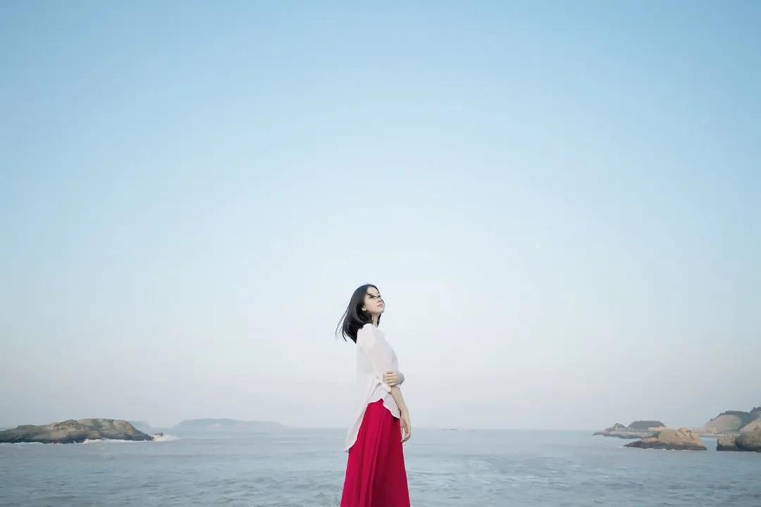 层次越高的人越冷淡,一个女人层次越高越简单