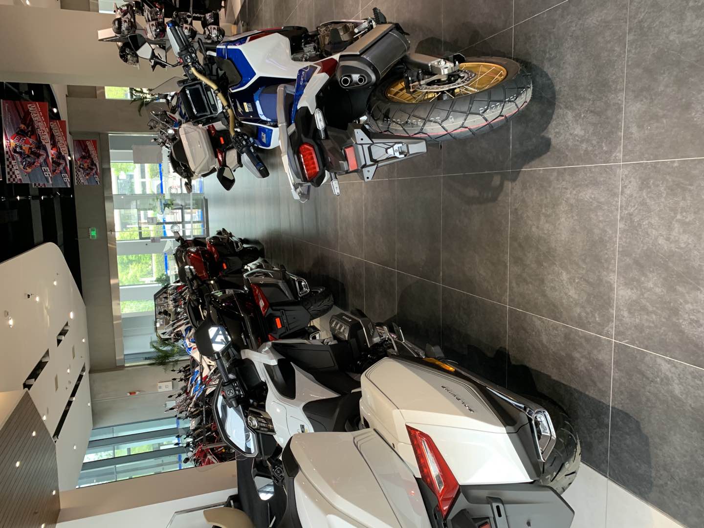 铃木gsx蓝色摩托车帅气视频,提铃木隼