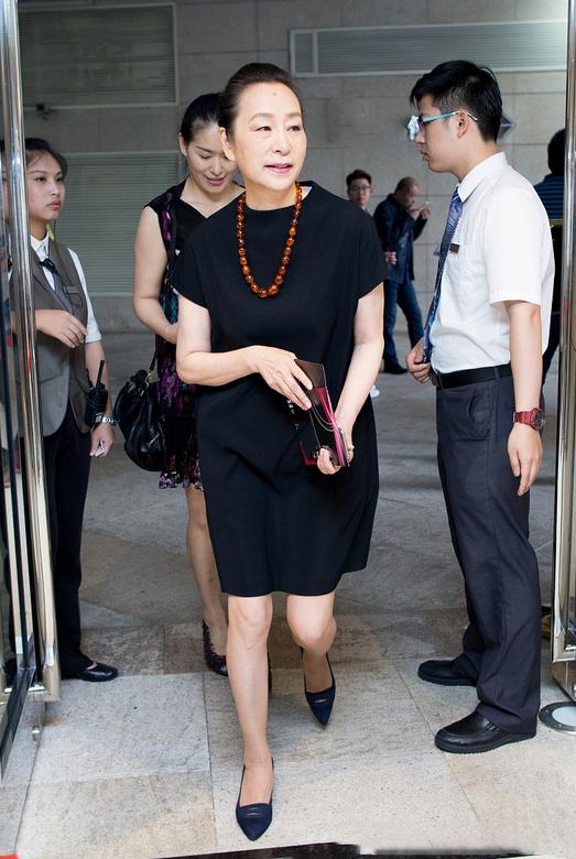 奚美娟真是奶奶辈清流，宽松裙配长串珠，佛系穿搭慈爱又优雅