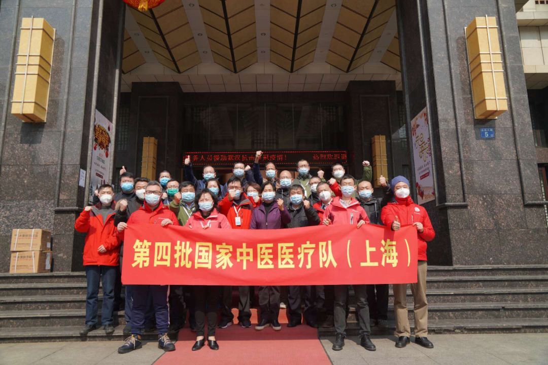 武汉雷神山首例治愈患者出院,雷神山患者出院