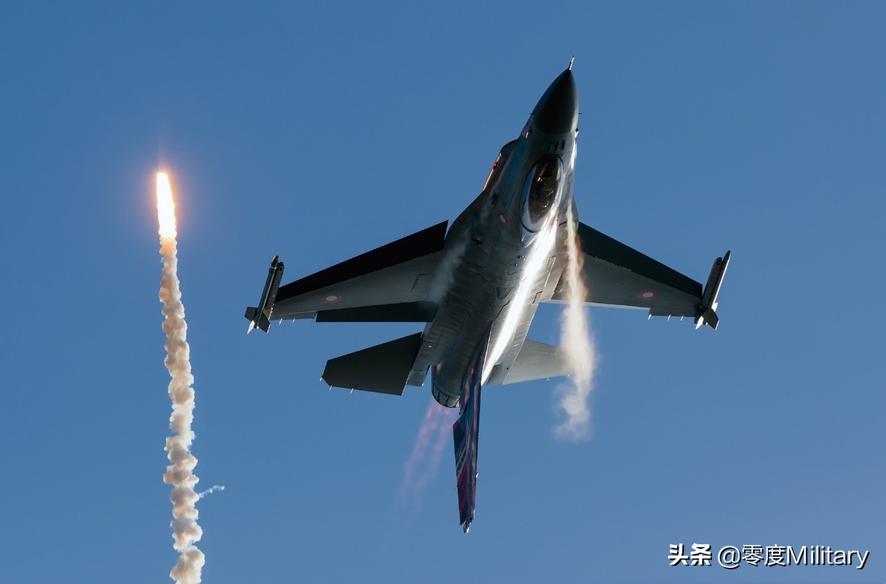 涓归害鐨囧绌哄啗瑁呭,鑻卞浗鐨囧绌哄啗杞扮偢涓归害