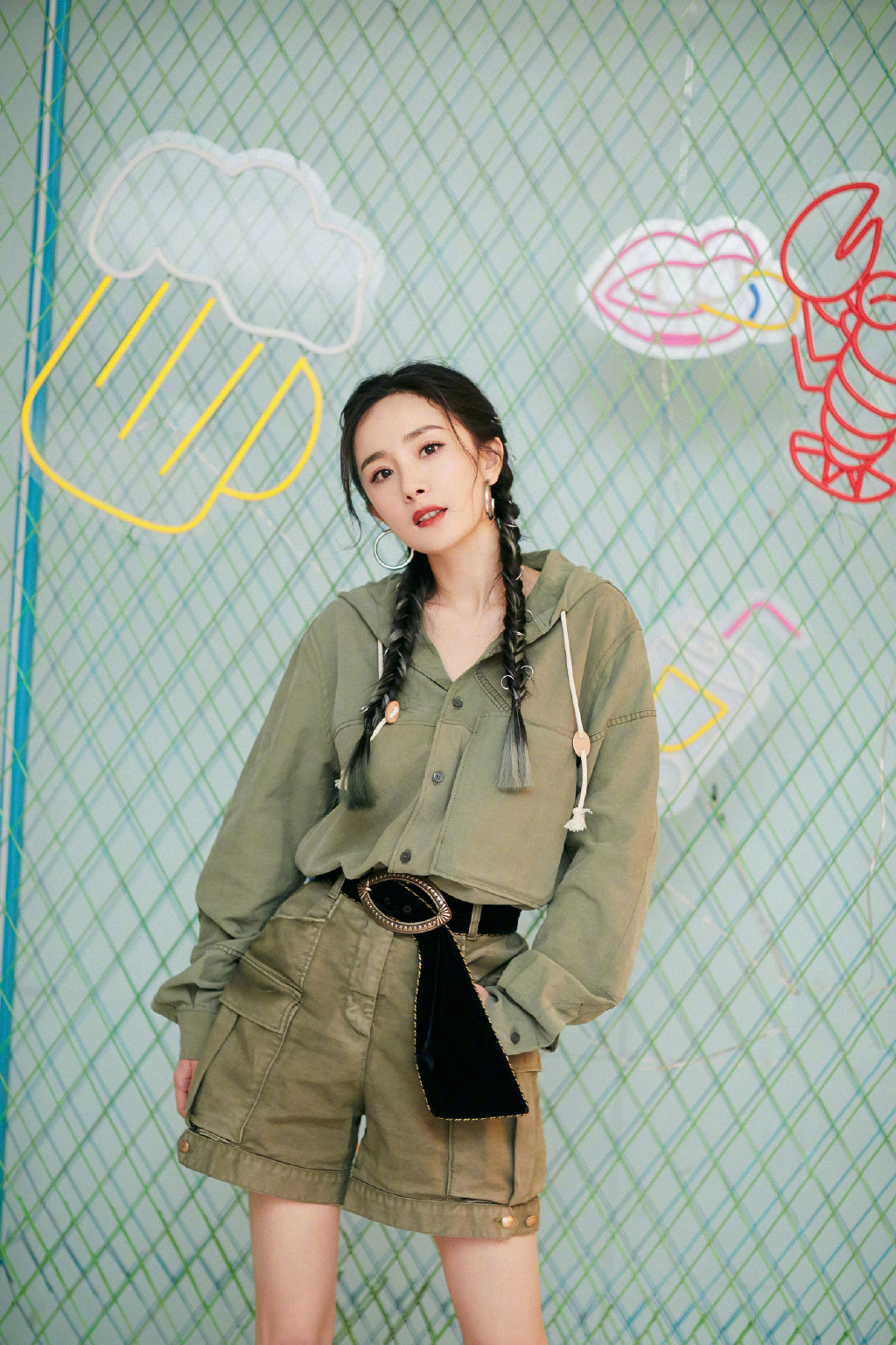 刘诗诗同款橘色冲锋衣穿搭,刘诗诗军绿色背带裙