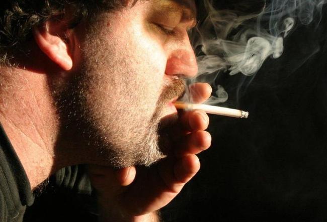 吸粗烟危害大还是细支烟危害大,抽毛烟和纸烟哪个危害大