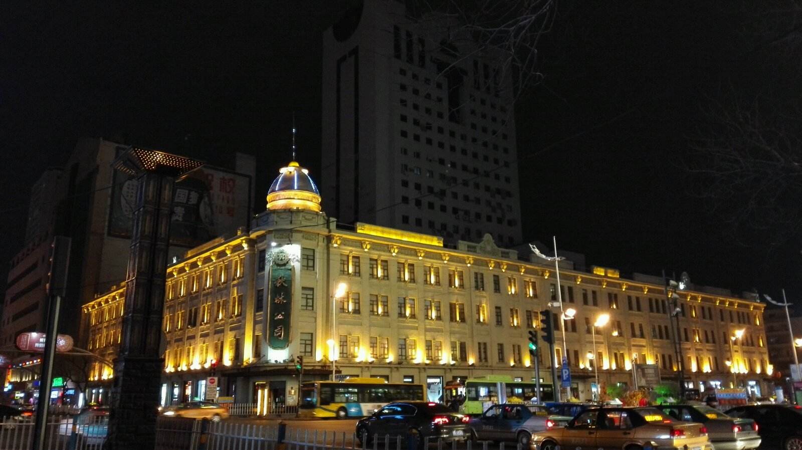 哈尔滨珠宝富豪失联：股份冻结，业绩腰斩，百年老字号风雨飘摇