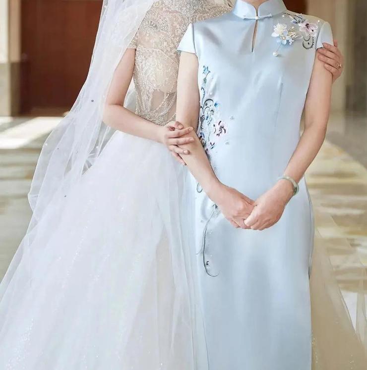 怎么挑选妈妈的婚礼上穿的衣服,婚礼上妈妈服装