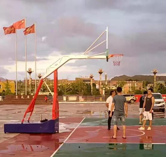 独山球迷福利！继紫薇广场后，中心广场篮球设施也安装完毕