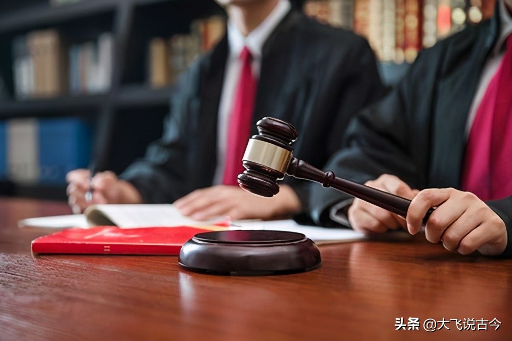 浙江一小伙为了骗女友的钱，一个人扮演11个角色，堪称奥斯卡影帝