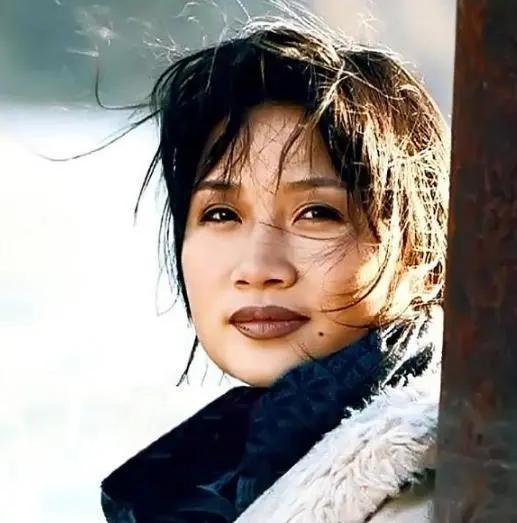 李娜从一代歌后去哪了,李娜看破红尘削发为尼