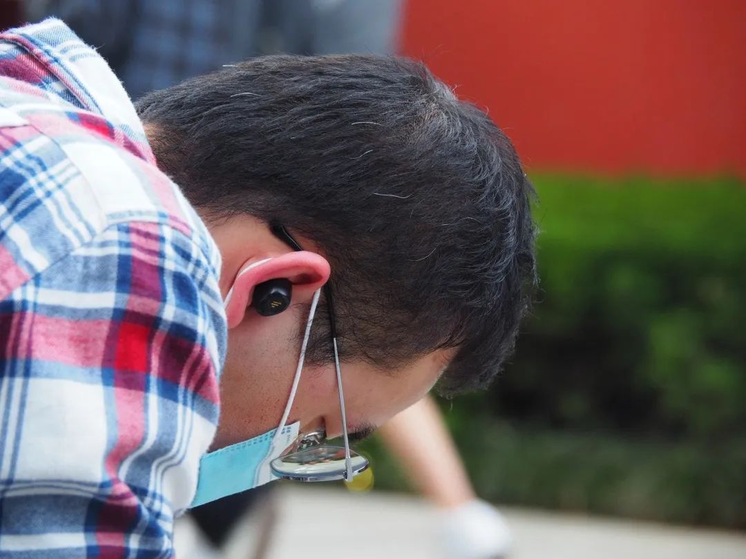 太古里的年轻人耳机在放什么？