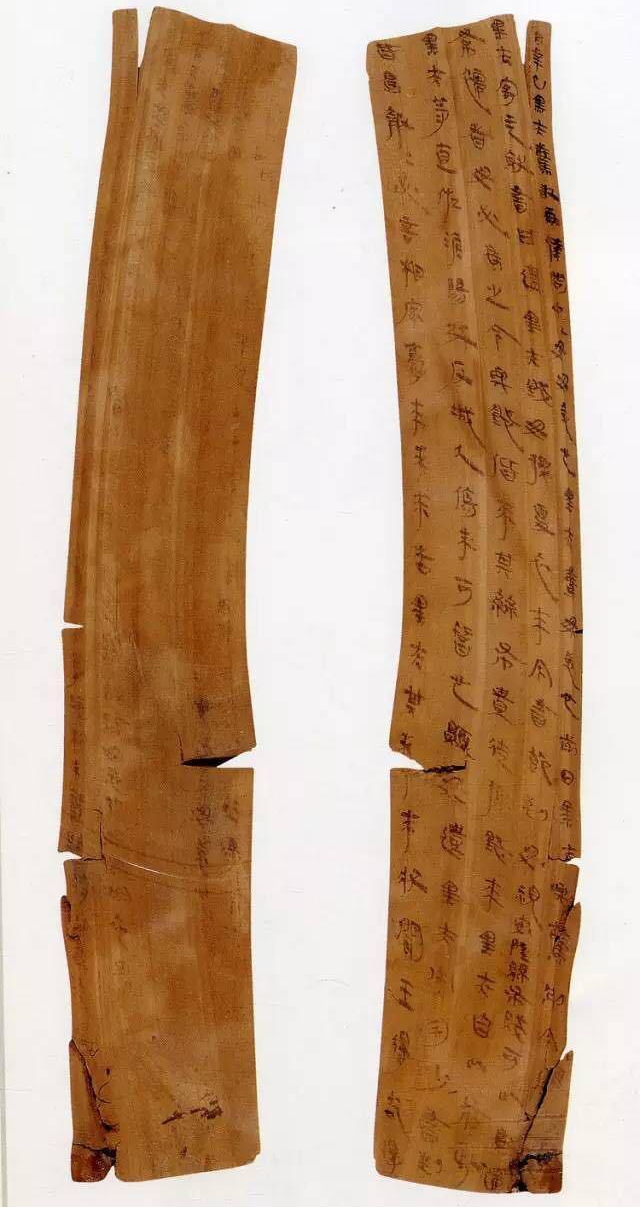 秦陵兵马俑为什么没有兵器 (秦兵马俑为什么不戴头盔)