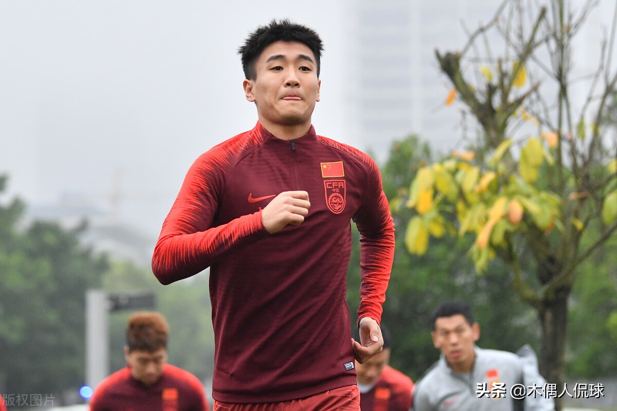 李铁续约，国足12强赛阵容大换血？5归化唱主角，89黄金一代淡出