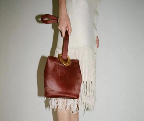 巴宝莉和lv包包哪个好,巴宝莉水桶包和lv水桶包比较