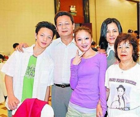 人前是巨星，人后是赚钱工具？这7位明星的爹妈，堪比“吸血鬼”